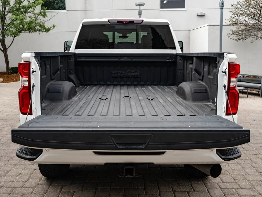 Used 2022 Iridescent Pearl Tricoat Chevrolet High Country image 21