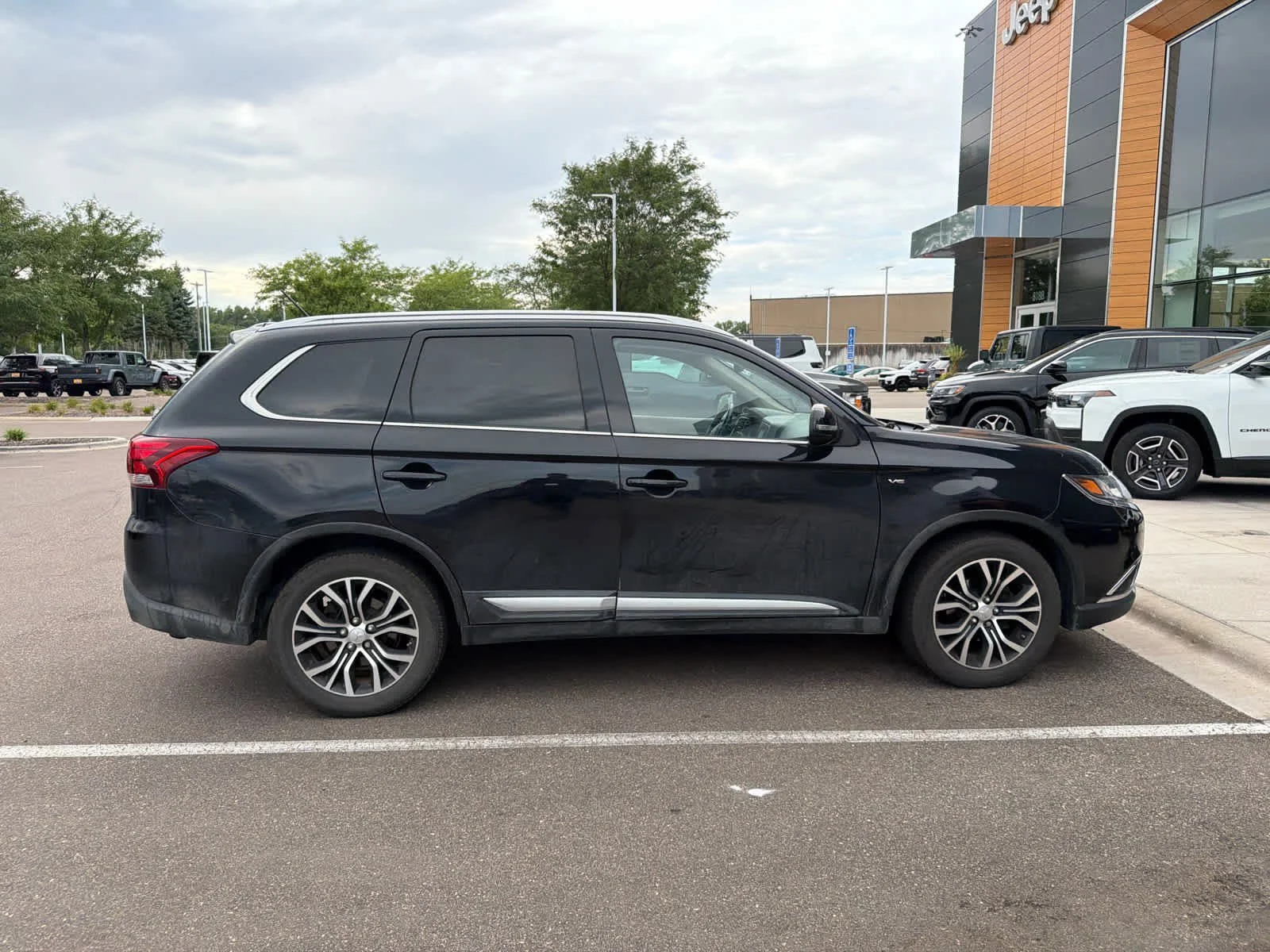 Used 2016 Labrador Black Pearl Mitsubishi GT image 3