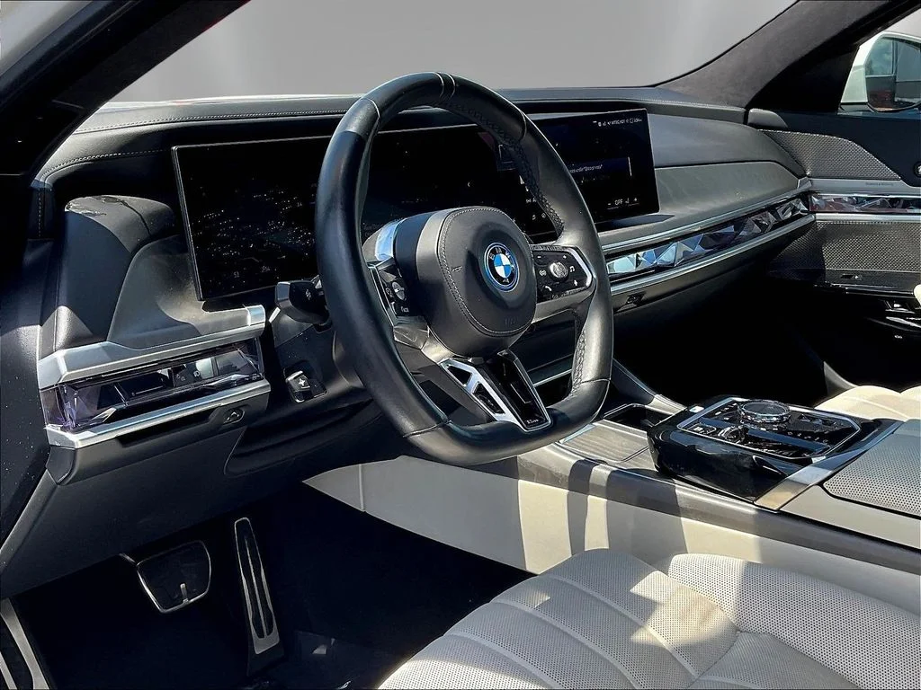 Used 2023 Alpine White BMW xDrive60 image 16