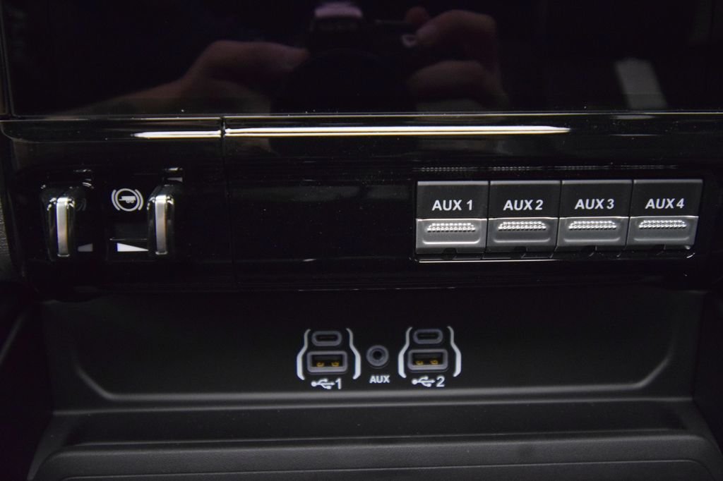 New 2026 Granite Crystal Metallic Clear-Coat Exterior Paint RAM Laramie image 27
