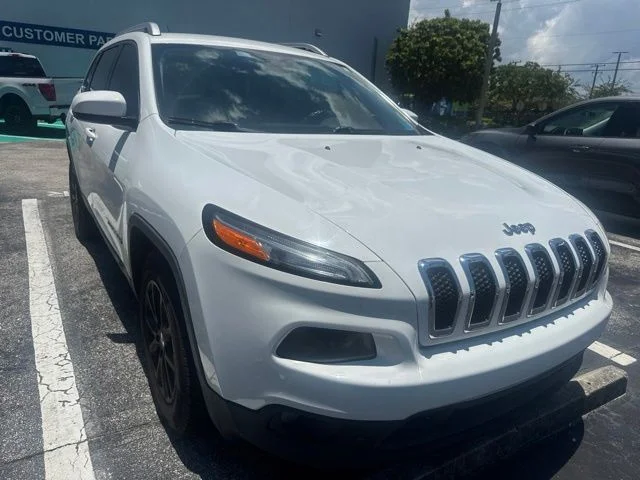 Used 2015 Bright White Clearcoat Jeep Latitude image 1