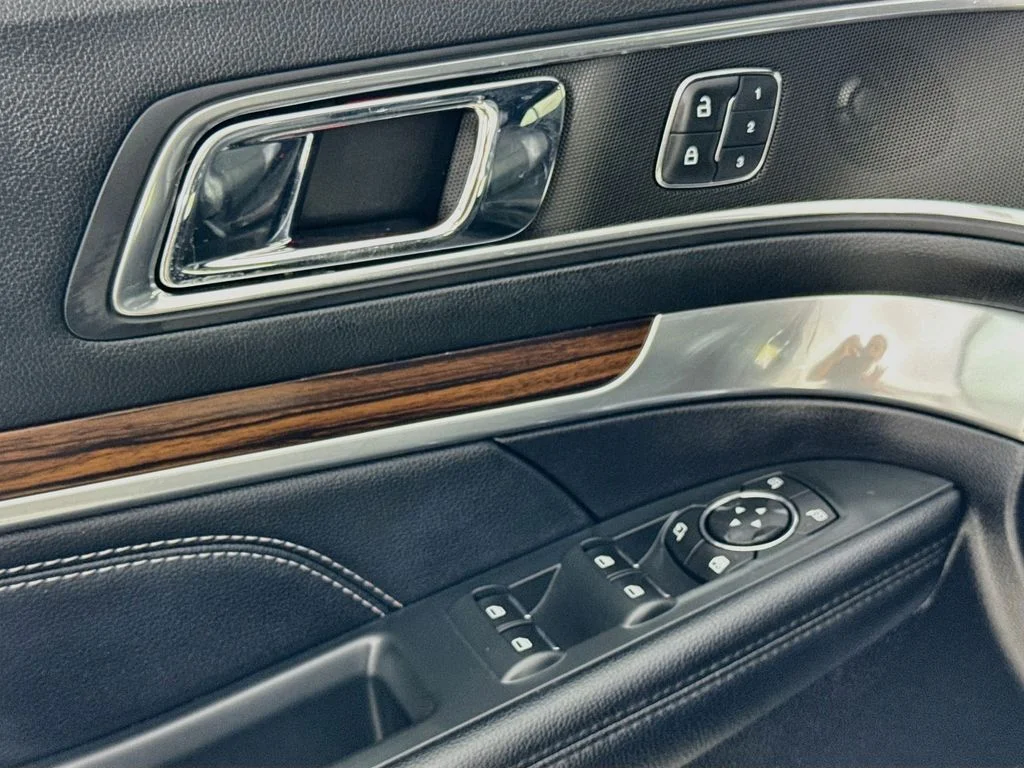 Used 2019 Black Metallic Ford Limited image 23