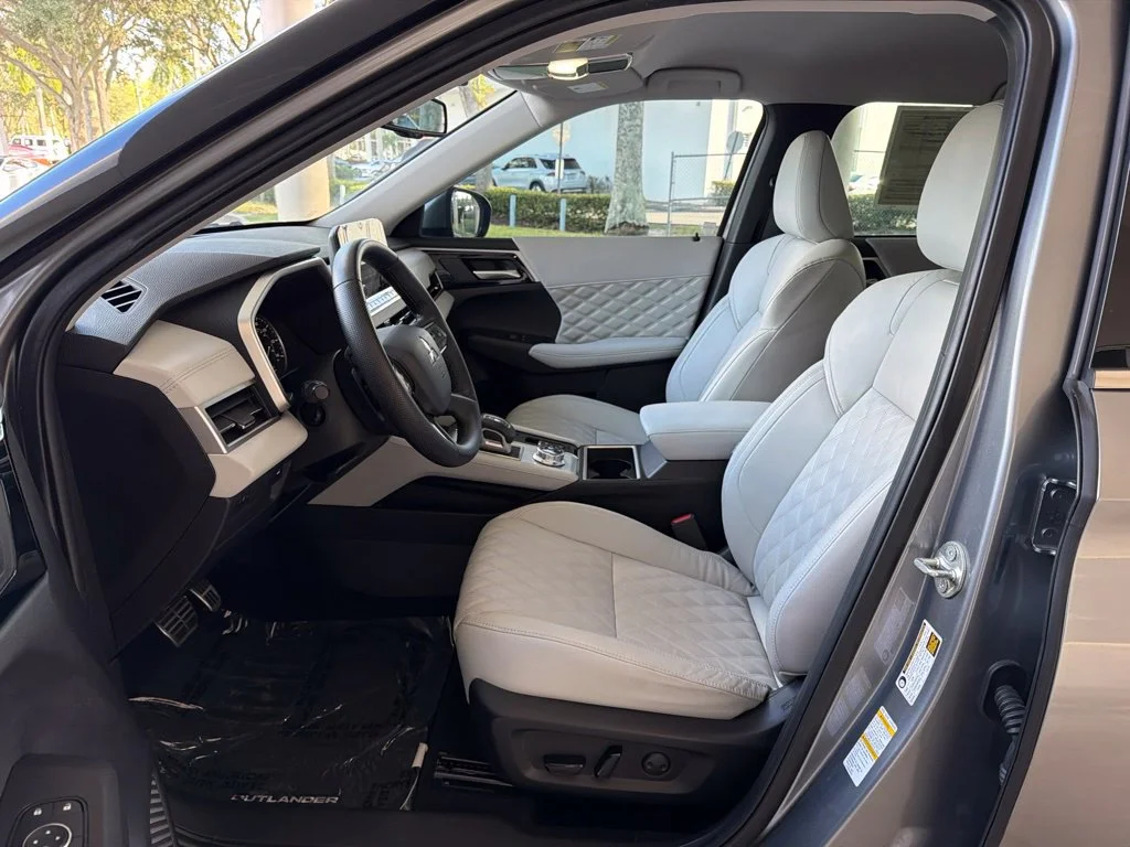 Used 2022 Silver Mitsubishi SEL image 5