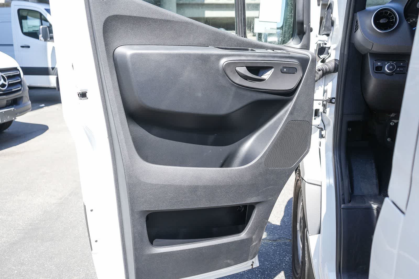 New 2025 Arctic+White Mercedes-Benz Cargo 170WB High Roof 113kW Battery RWD HO Motor image 57