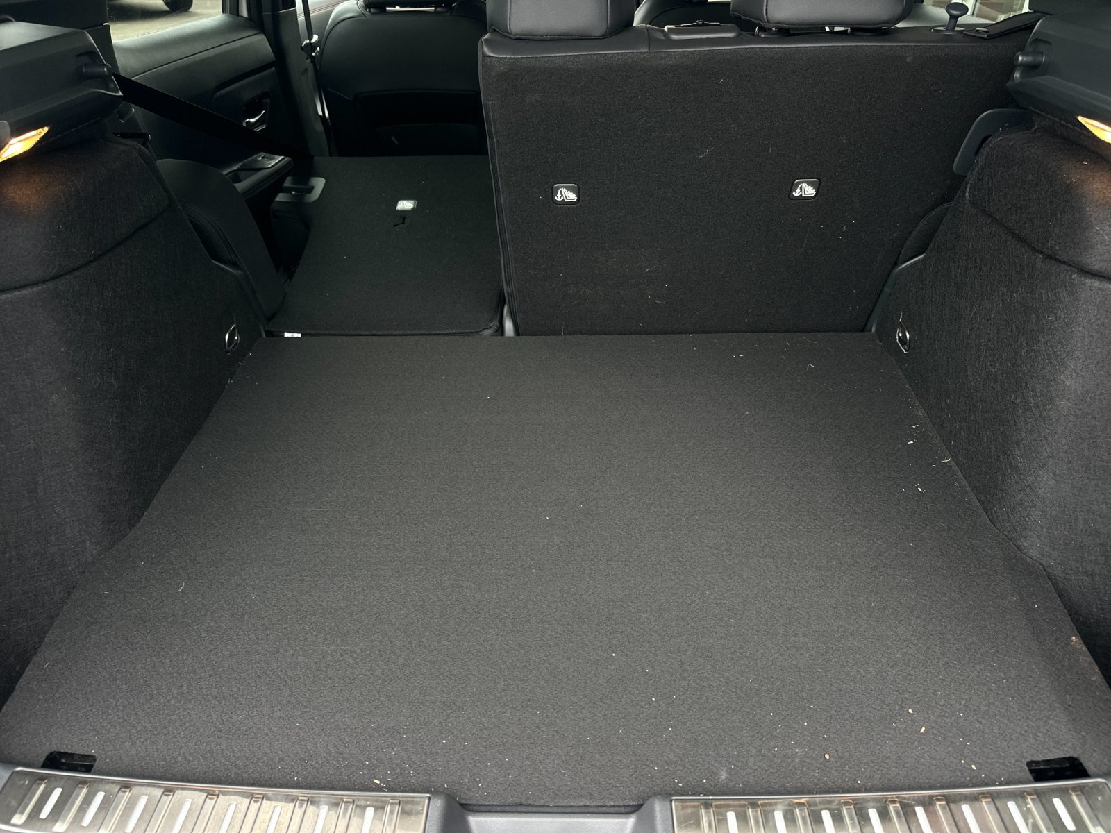 Used 2025 Aspen White/Super Black Nissan SR image 15