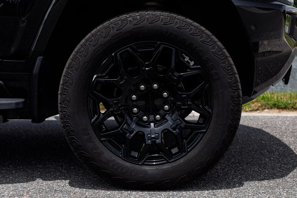 Used 2025 Black GMC 2X image 43