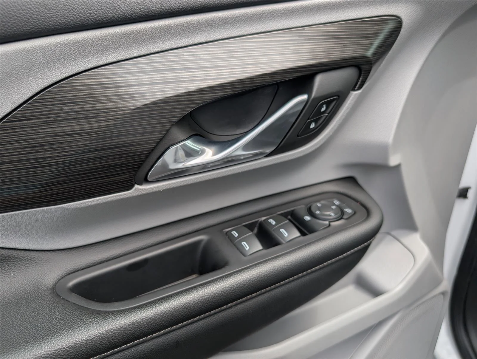 Used 2024 Summit White GMC SLE image 9