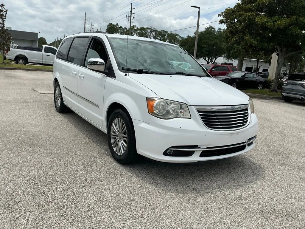 Used 2014 White Chrysler Touring-L image 23