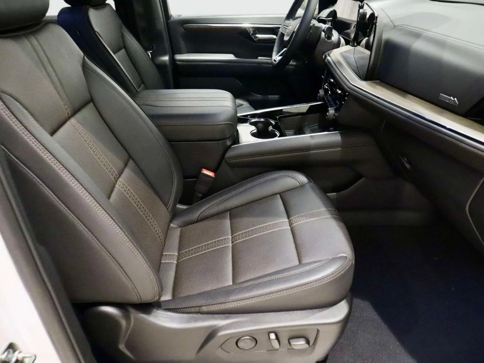 Used 2025 Iridescent Pearl Tricoat Chevrolet High Country image 16
