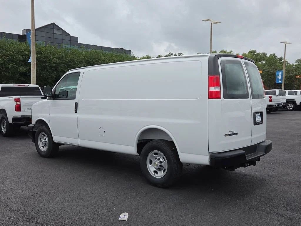 New 2026 Summit White Chevrolet WT image 3