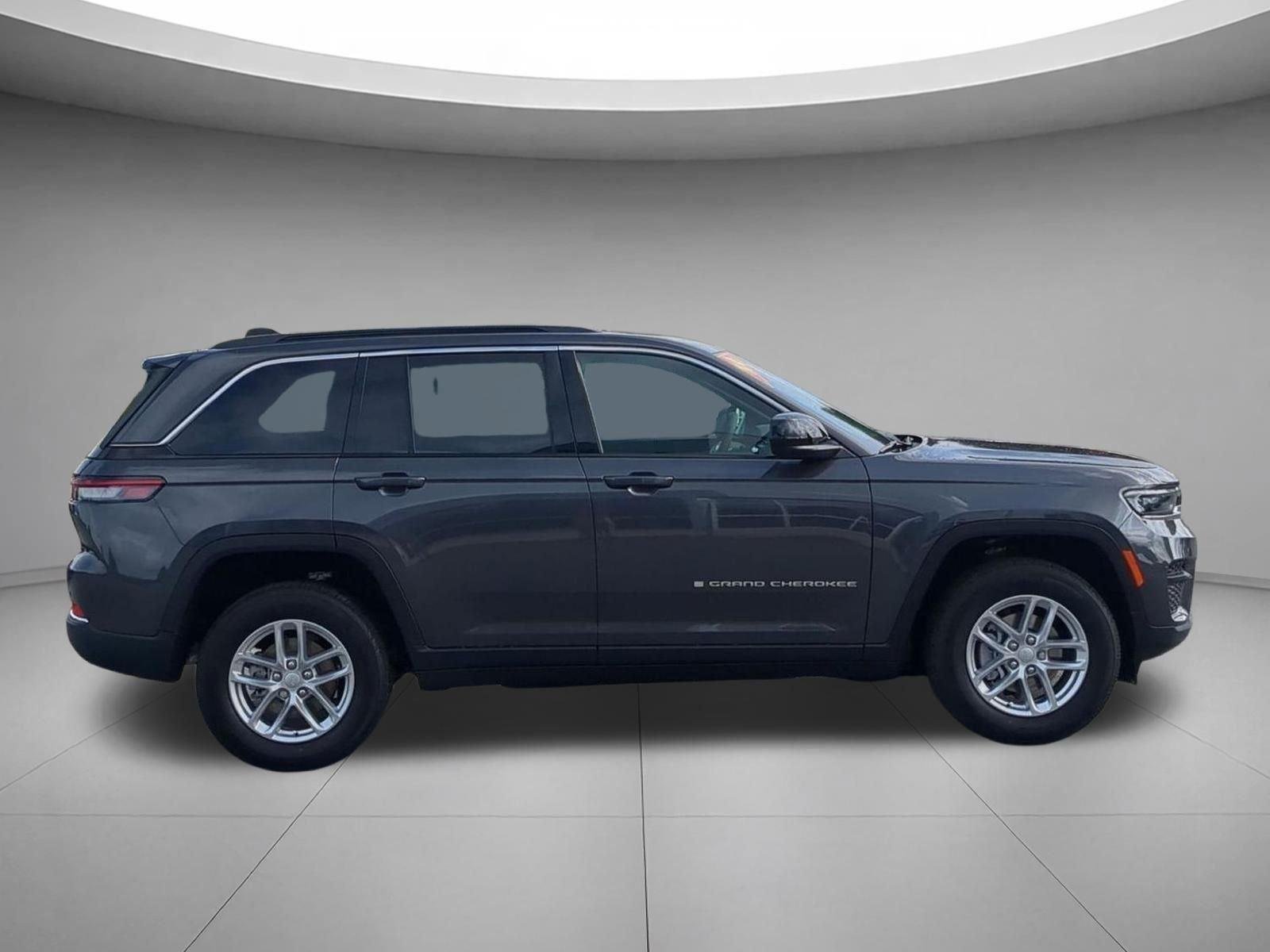 New 2026 Baltic Gray Metallic Clear-Coat Exterior Paint Jeep Laredo image 6