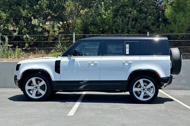 New 2026 Fuji White Land Rover X-Dynamic SE image 2