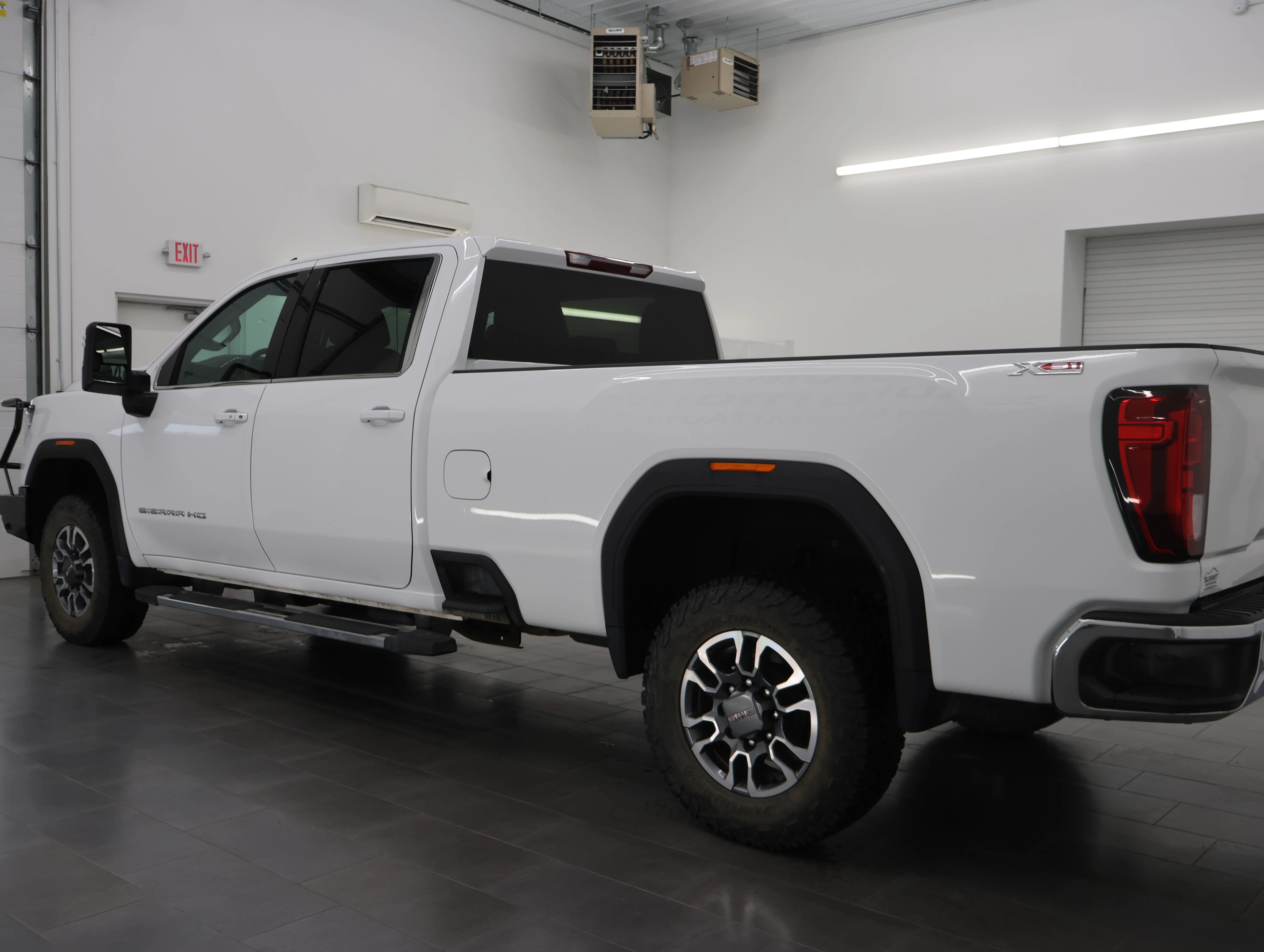 Used 2025 Summit White GMC SLE image 5