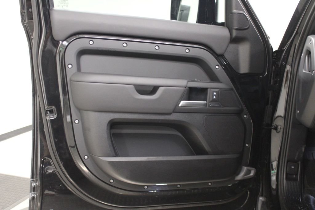 Used 2025 Black Land Rover S image 18