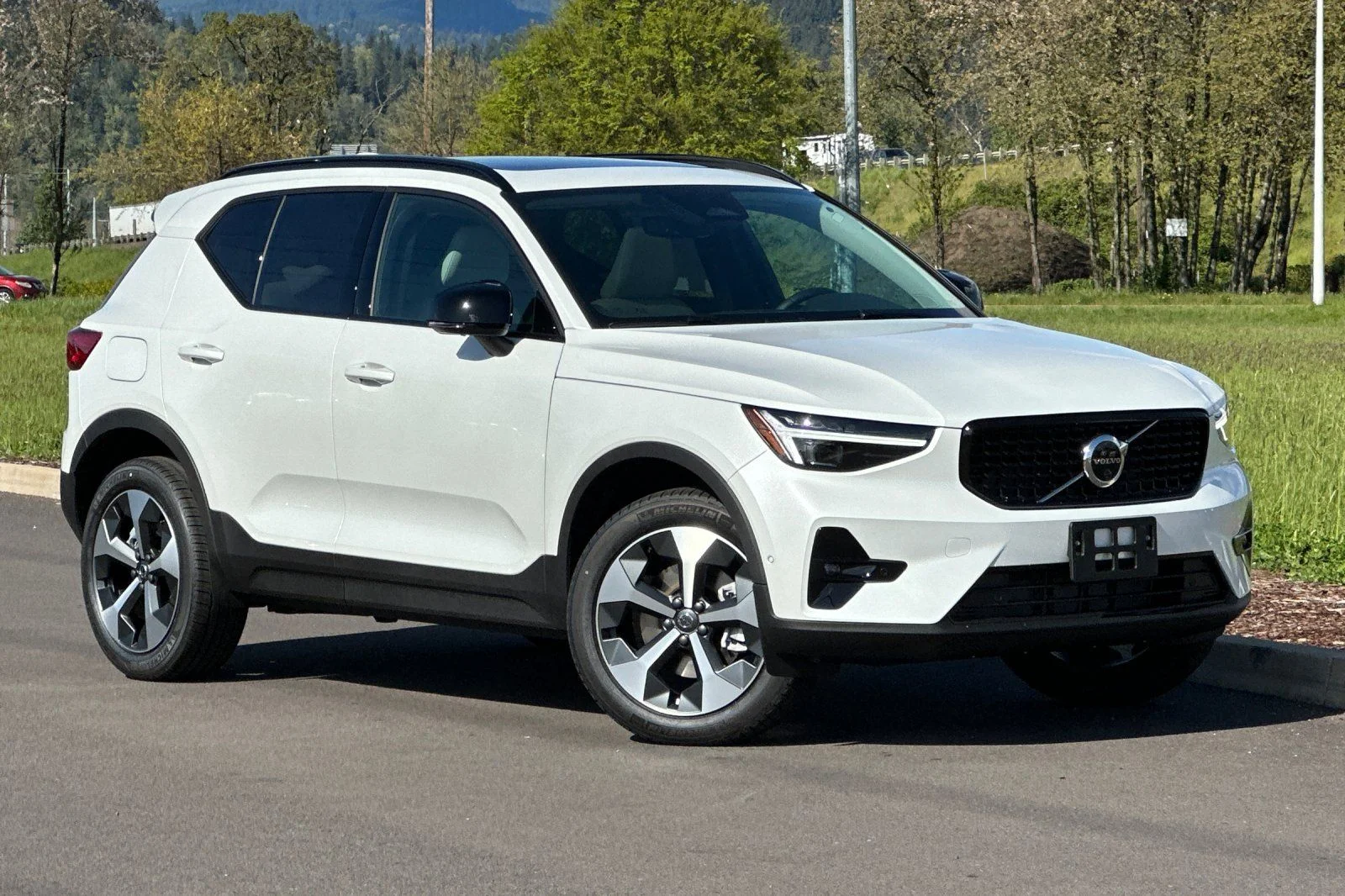 2026 Volvo XC40 B5 Plus Dark AWD's photo