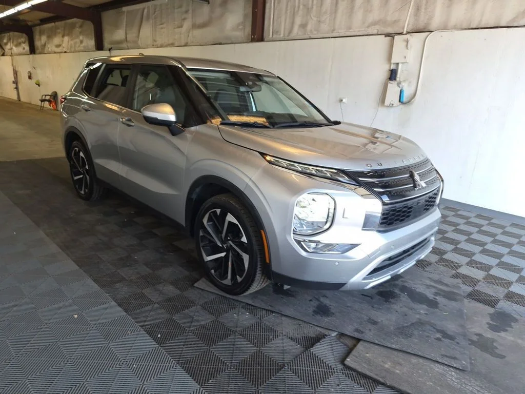 Used 2022 Silver Mitsubishi SE Launch Edition image 3