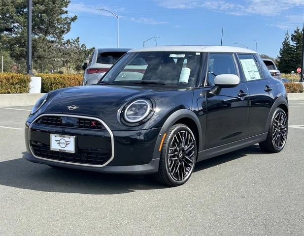 2026 MINI 4 Door Iconic
