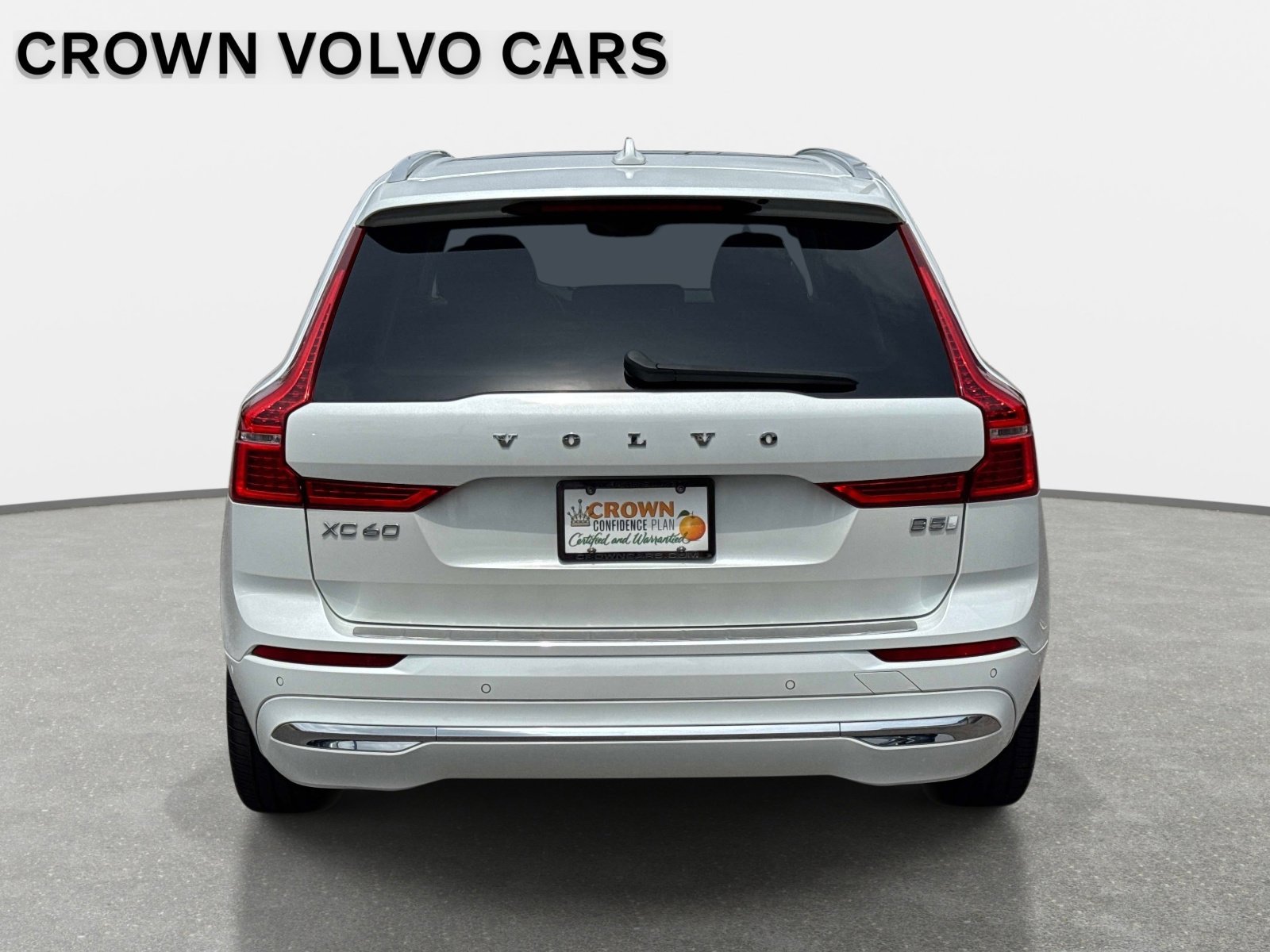Used 2023 Crystal White Volvo Ultimate Bright Theme image 6