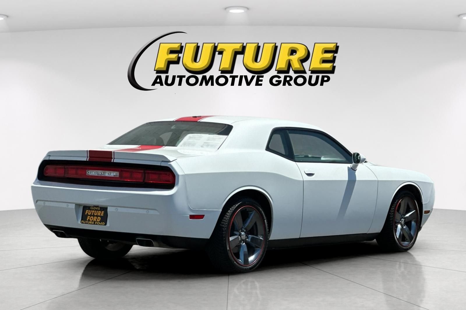 Used 2013 White Dodge SXT image 3