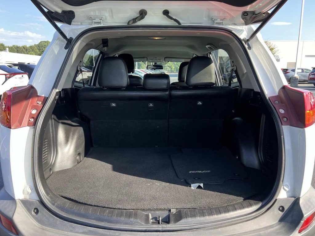 Used 2015 White Toyota LE image 10