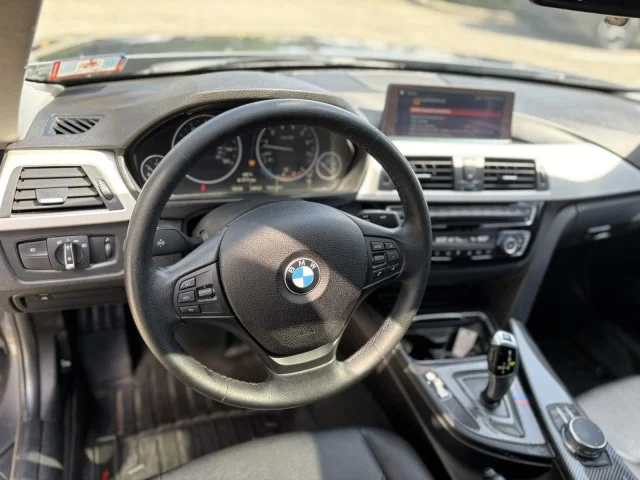 Used 2018 Mineral Gray Metallic BMW 320i xDrive image 21