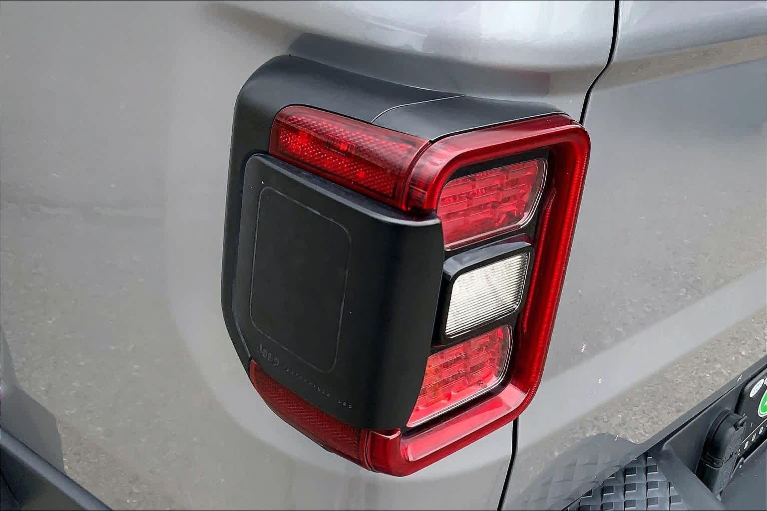 Used 2021 Billet Silver Metallic Clearcoat Jeep Mojave image 28