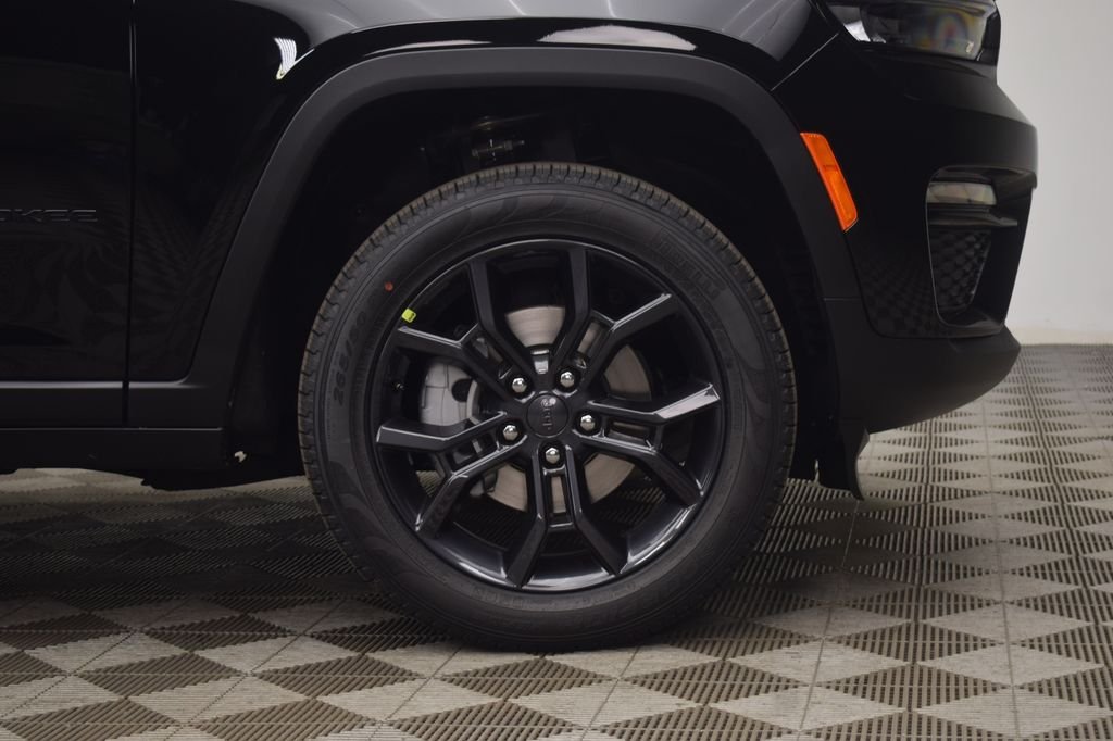 New 2025 Diamond Black Crystal Pearl-Coat Exterior Paint Jeep Limited image 7