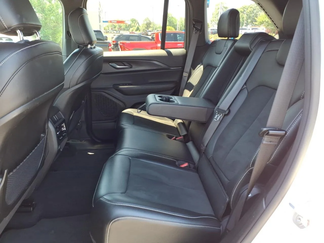 Used 2025 White Jeep Altitude image 17