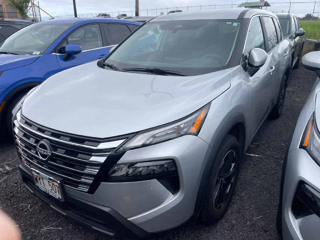 Used 2024 Silver Nissan SV image 3