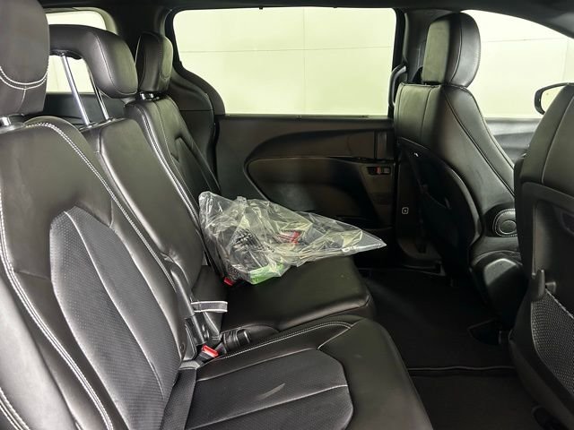 New 2026 Diamond Black Crystal Pearl-Coat Exterior Paint Chrysler Select image 16
