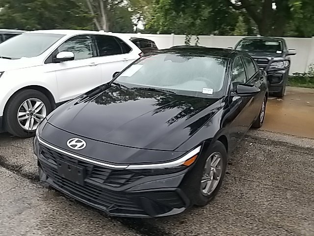 Used 2025 Black Hyundai SE image 12