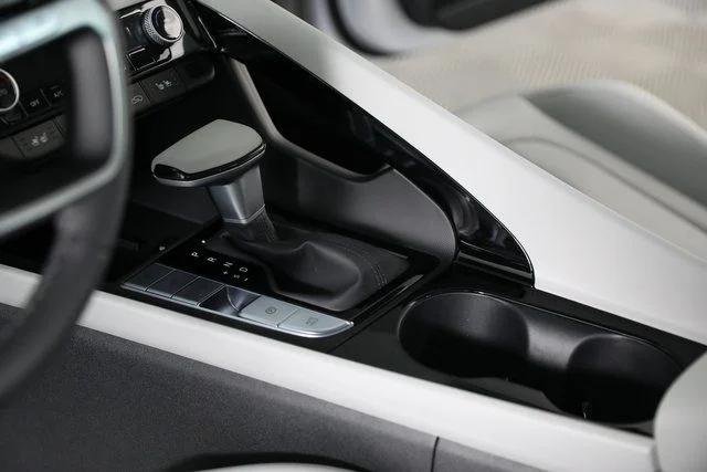 2025 Hyundai Elantra Limited - Photo 47