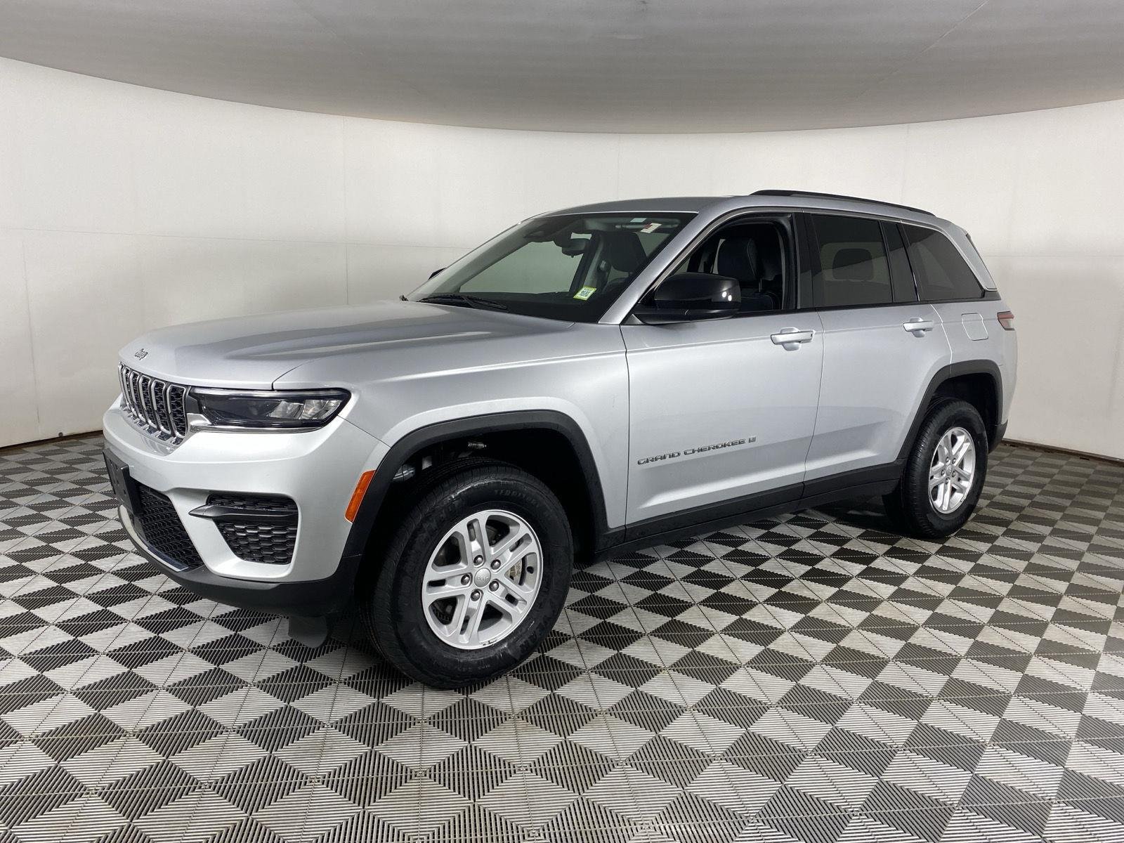 Used 2023 Silver Zynith Jeep Laredo image 6