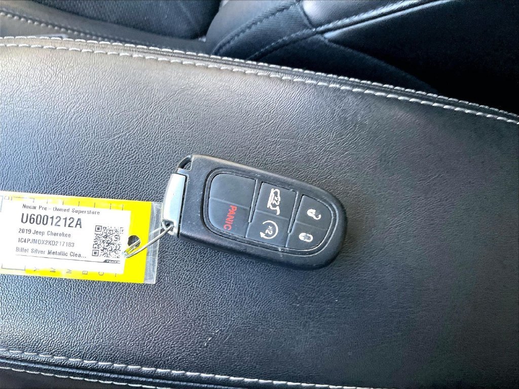 Used 2019 Billet Silver Metallic Clearcoat Jeep Limited image 28