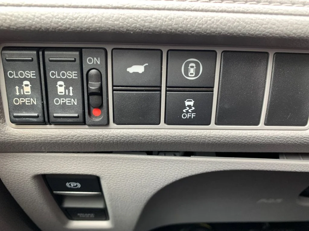Used 2022 Silver Honda EX-L image 32