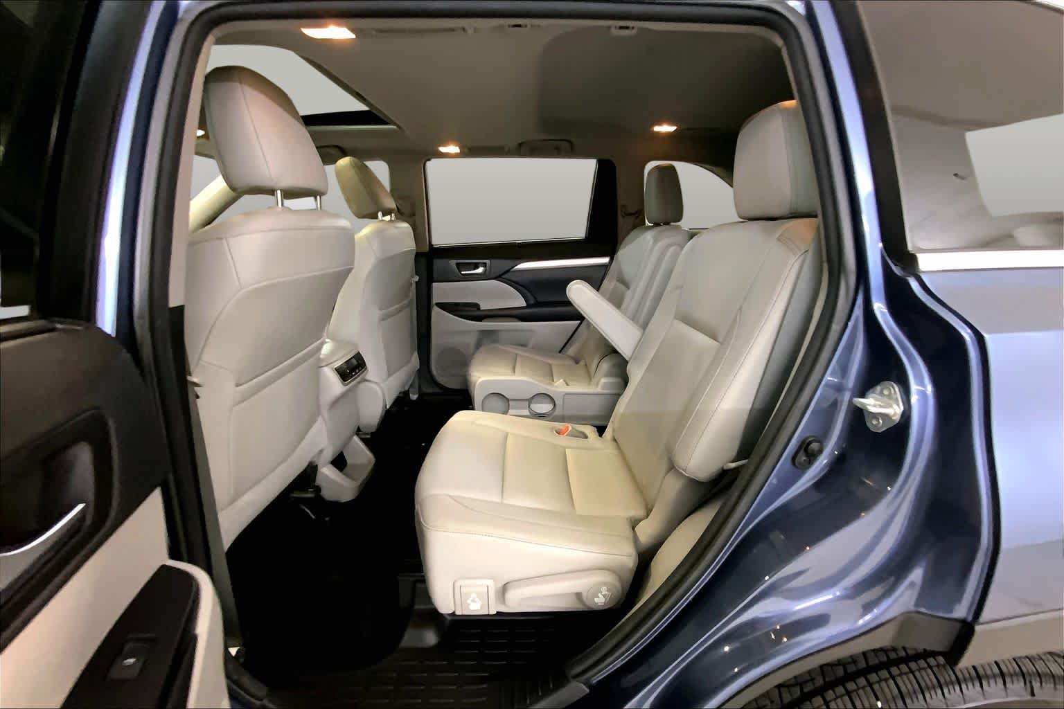 Used 2015 Shoreline Blue Pearl Toyota XLE image 20