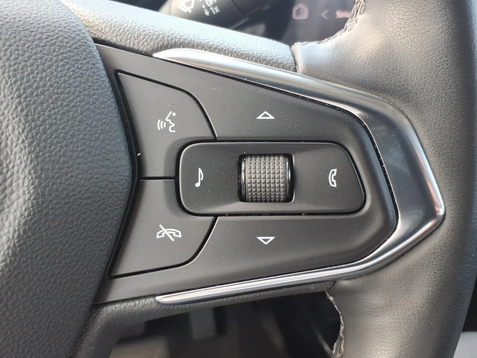Used 2025 Mosaic Black Metallic Chevrolet LT image 15