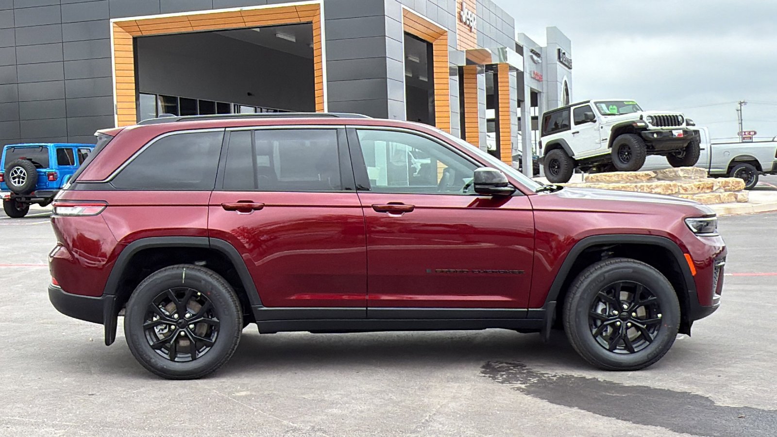 New 2026 Velvet Red Pearl-Coat Exterior Paint Jeep Laredo Altitude image 4