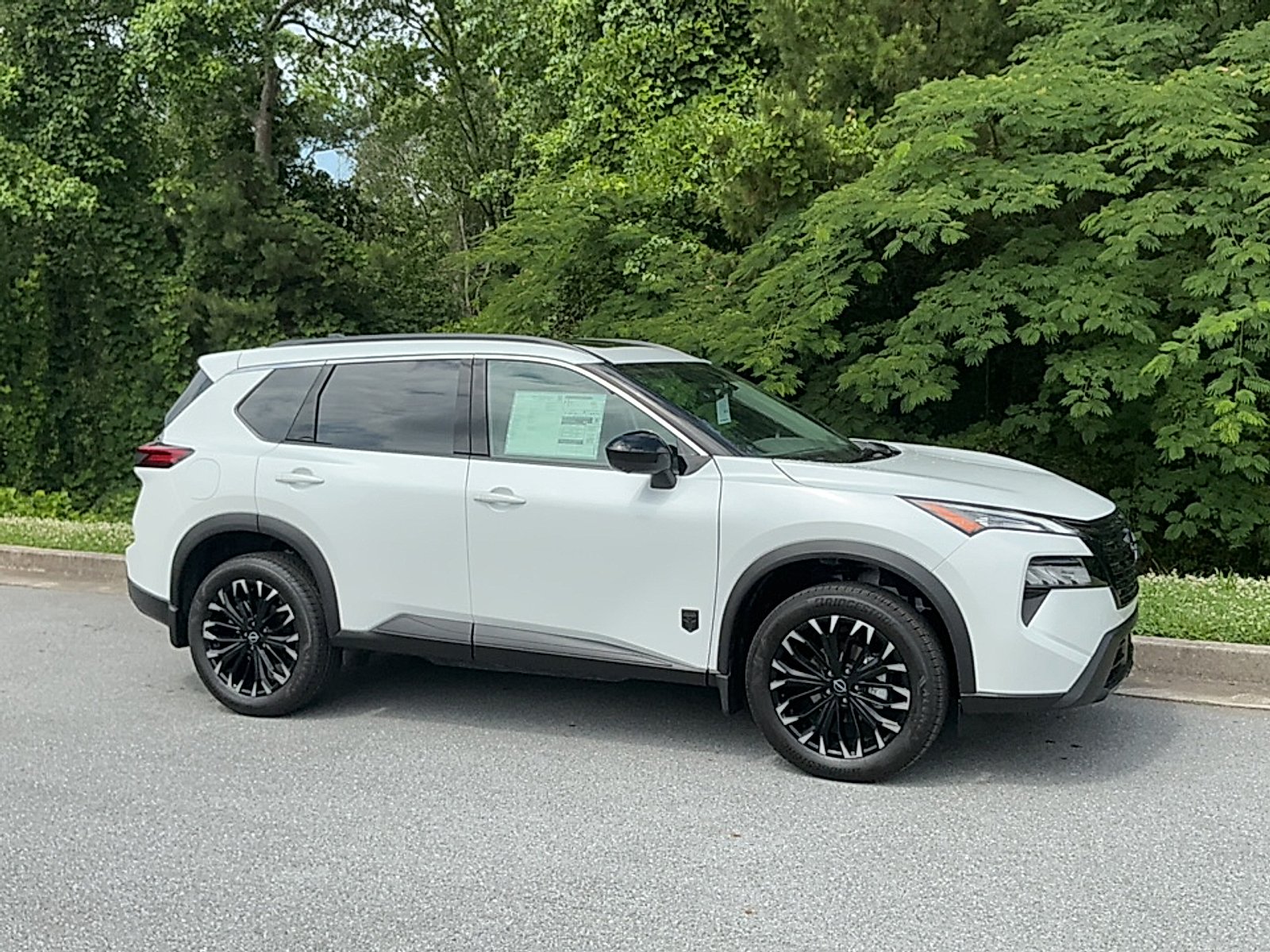 New 2026 Everest White Pearl Tricoat Nissan Dark Armor image 1