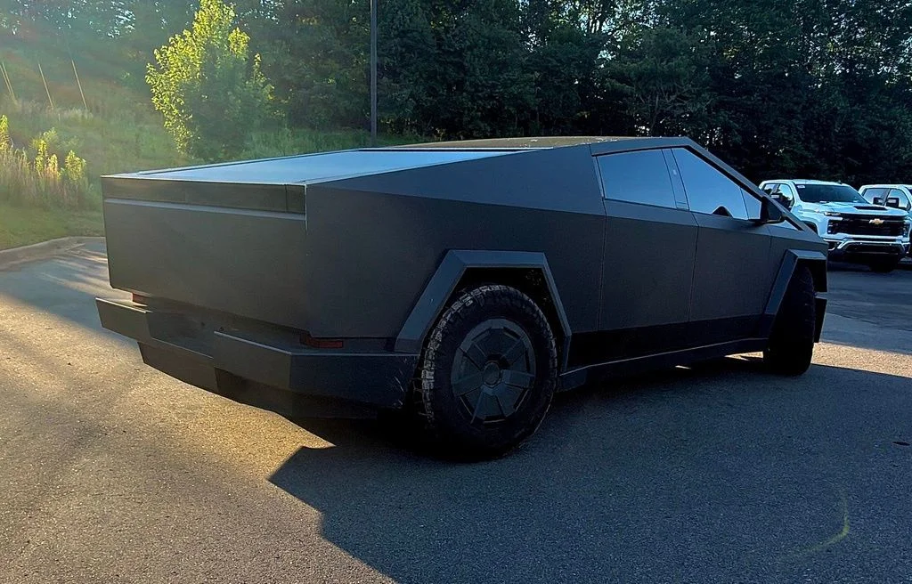 Used 2025  Tesla Base image 4