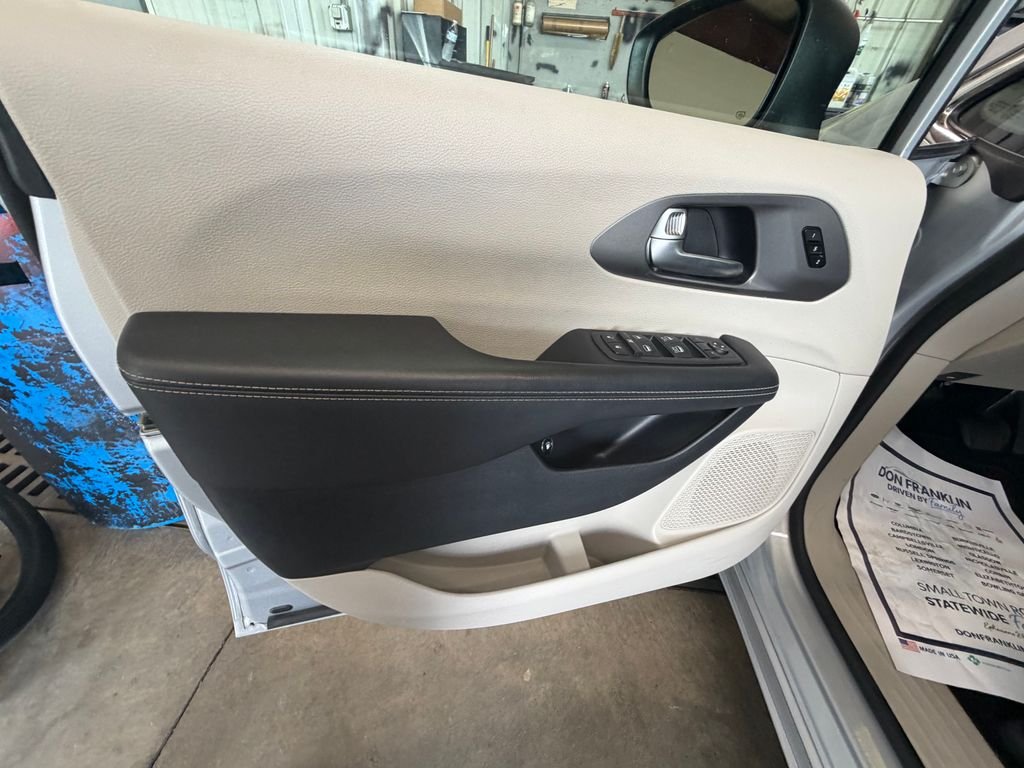 Used 2023 Silver Mist Clearcoat Chrysler Touring L image 10