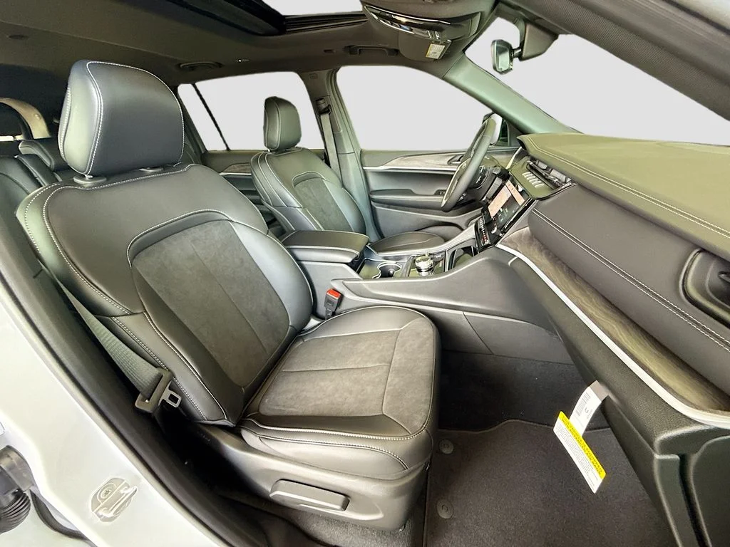 New 2026 Bright White Clearcoat Jeep Laredo Altitude image 32