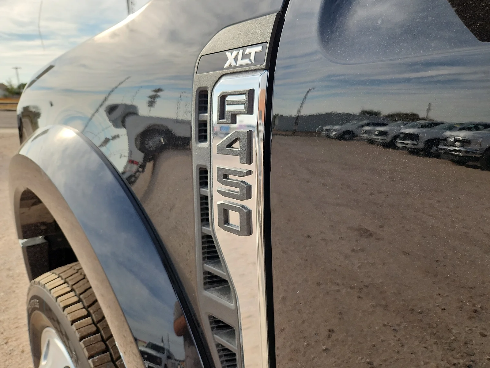 New 2027 Agate Black Metallic Ford XLT image 11