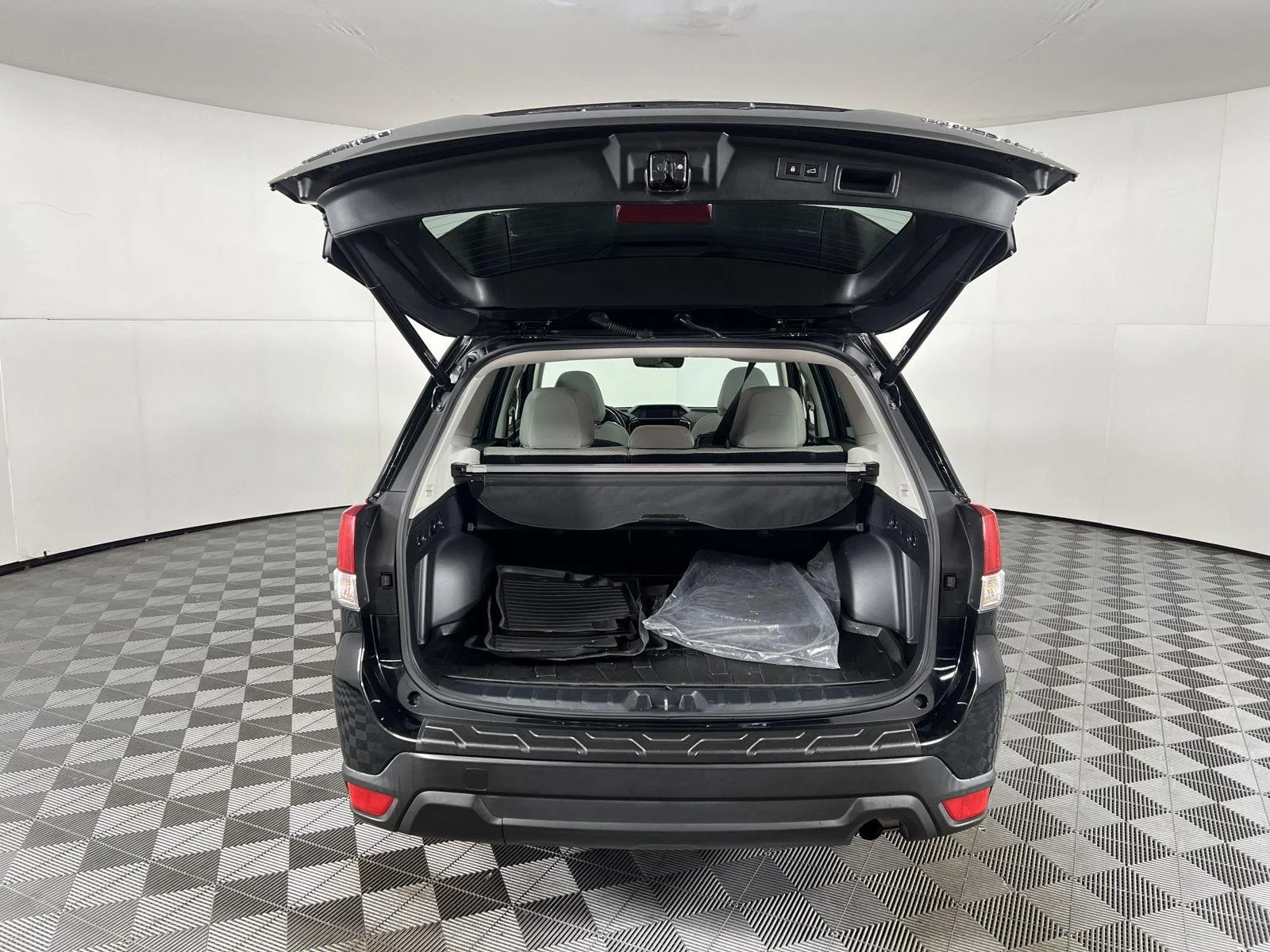 Used 2021 Crystal Black Silica Subaru Premium image 28
