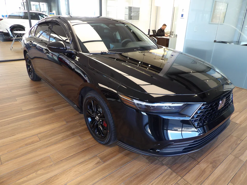 Used 2025 Crystal Black Pearl Honda SE image 3