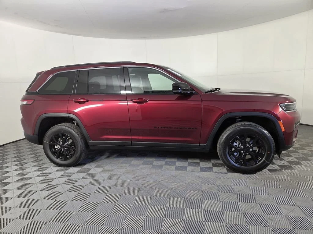 New 2026 Velvet Red Pearl-Coat Exterior Paint Jeep Laredo Altitude image 2