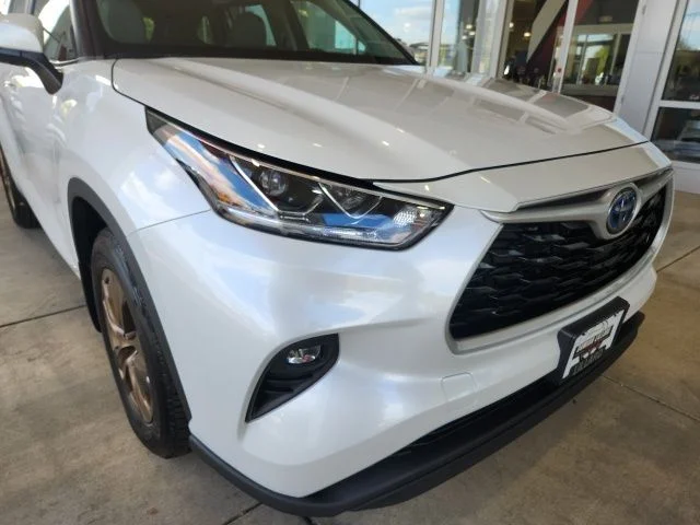 Used 2023 Beige Toyota Bronze Edition image 9