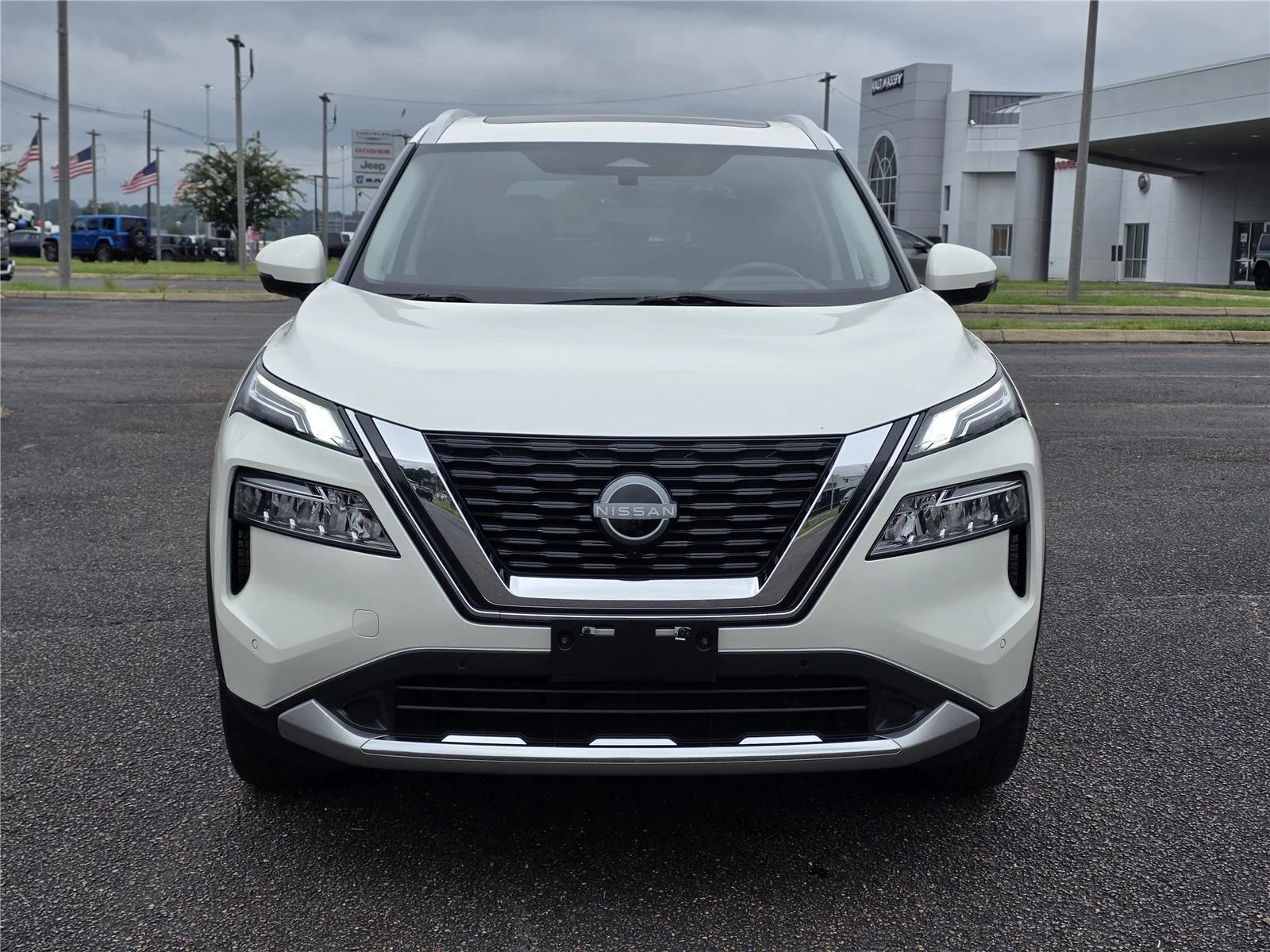 Used 2023 Pearl White Tricoat Nissan Platinum image 2