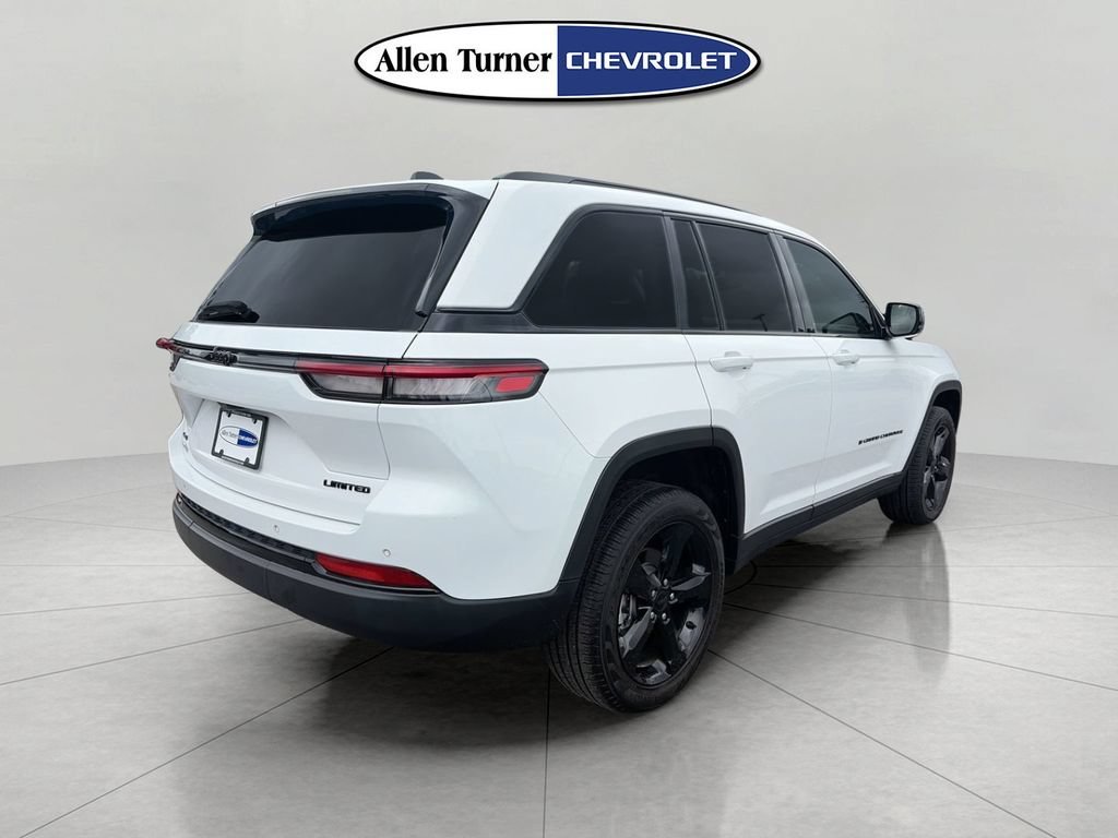 Used 2023  Jeep Limited image 4