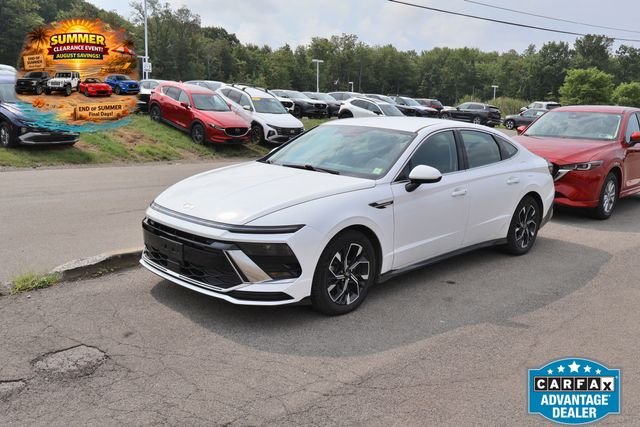 Used 2025 White Hyundai SEL image 1